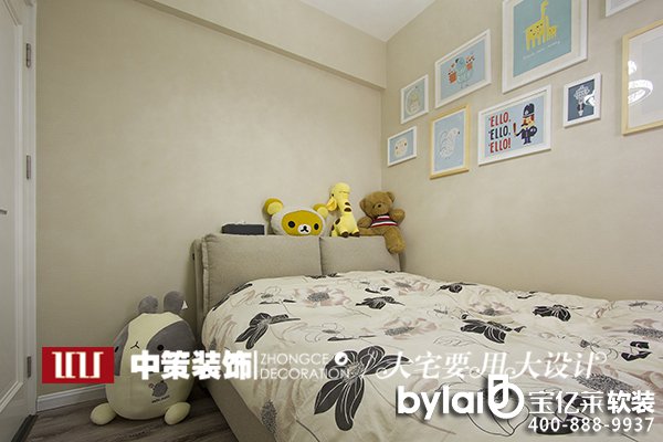 主卧房间里的欧式大床优雅而舒适,窗边的纯白沙发浪漫而优雅,整个空间